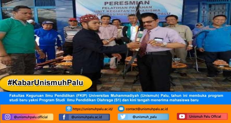 Rektor Unismuh Palu, Dr Rajindra, SE, MM saat mencoba memanah dibawah arahan pelatih. Foto: IST