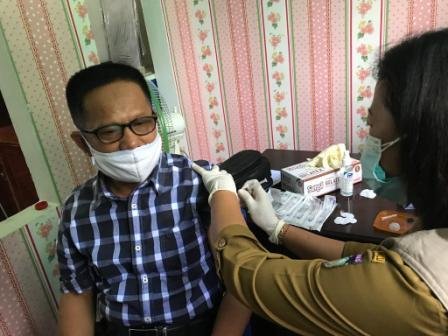 Rektor Unismuh Palu, Dr. Rajindra, SE., MM saat menjalani proses vaksiansi di klinik PKU Muhammadiyah Siti Fadila Supari