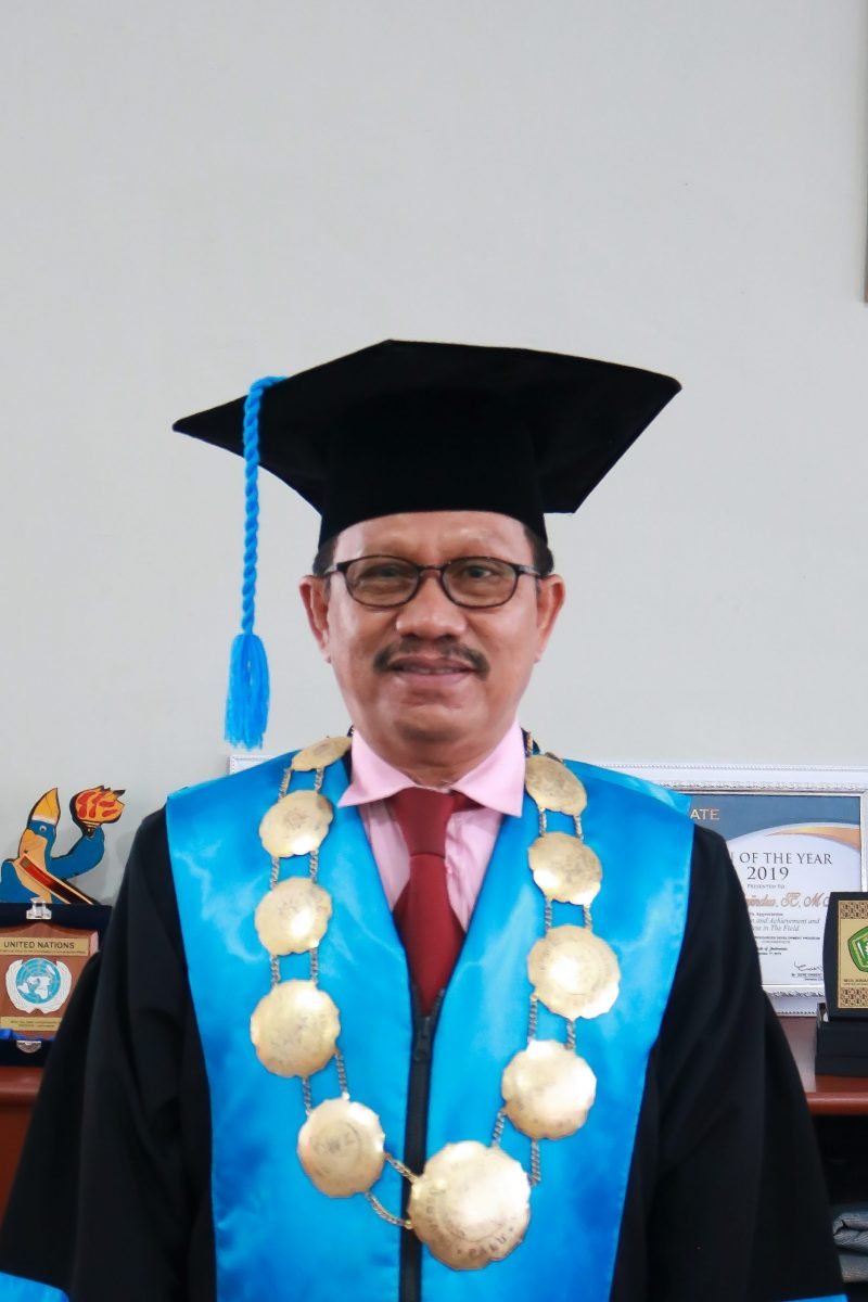 Rektor Universitas Muhammadiyah (Unismuh) Palu, Prof. Dr. H. Rajindra, SE., MM, telah ditetapkan sebagai guru besar Ilmu Menejemen