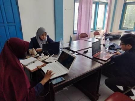 Tampak tiga mahasiswa Unismuh Palu masing-masing Mohammad Rizki, Dinda Aprilia Putri, dan Siti Aisyah Sundariah, tengah mengikuti proses perkuliahan secara virtual dalam program International Credit Transfer (ICT) Tahun 2021.