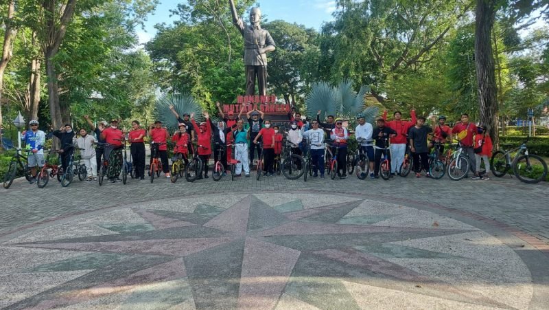 Sejumlah peserta gowes silaturahmi sivitas Unismuh Palu di depan patung Seokarno di Taman Gor Palu