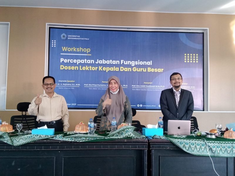 Rektor Universitas Muhammadiyah (Unismuh) Palu, Prof. Dr. H. Rajindra, SE., MM, saat membuka Workshop Percepatan Jabatan Fungsional Dosen Lektor Kepala dan Guru Besar Unismuh Palu, di aula rektorat,