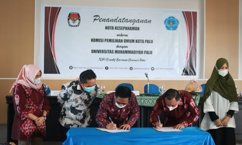 Penandatanganan MoU antara Unismuh Palu oleh Rektor Unismuh Palu, Prof. Dr. Rajindra, SE.MM dan KPU Kota Palu oleh Ketua KPU Kota Palu, Agussalim Wahid,SE, disaksikan Komisioner KPU Sulteng. Sahran Raden, S.Ag. SH. MH.