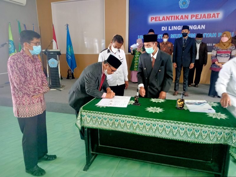 Penandatanganan pakta intekritas dan kontrak kerja pejabat disaksikan oleh Rektor Unismuh Palu, Prof. Dr. H. Rajindra, SE., MM. 
