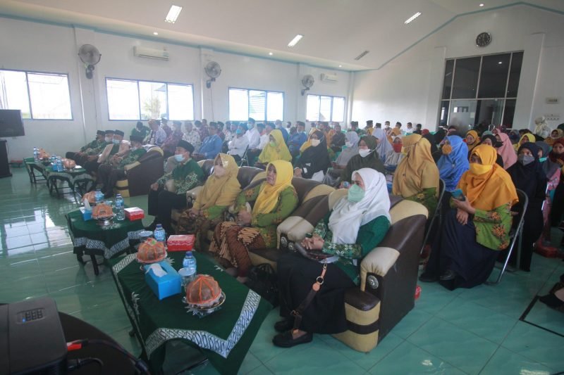 uasana tamu undangan mendengarkan sambutan Sekretaris Umum PP Muhammadiyah Prof.Dr. H. Abdul Mu'ti, M.Ed pada pada perayaan Milad ke-109 Muhammadiyah, di gedung rektorat Unismuh Palu secara virtual.