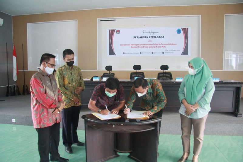 Proses penandatanganan MoU antara Ketua LPPM Unismuh Palu, Dr. Muliadi, SH., MH dengan Ketua KPU Kota Palu, Agussalim Wahid, disaksikan oleh Rektor Unismuh Palu, Prof. Dr. H. Rajindra, SE., MM.