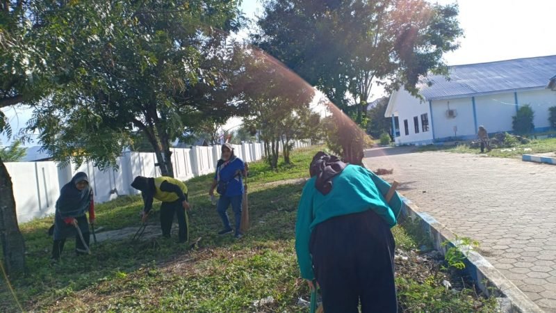 Tampak para dosen Unismuh Palu membersihkan lingkungan fakultas masing-masing. 