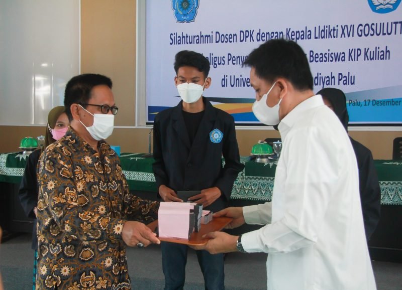 Rektor Unismuh Palu, Prof.Dr. Rajindra, SE., MM menerima buku tabungan KIP Kuliah mahasiswa dari Kepala LLDIKTI Wilayah XVI Gorontalo, Sulawesi Utara dan Sulawesi Tengah (Gosulutteng), Prof. Dr. Ir. Mahludin H. Baruadi, MP di Aula rektorat Unismuh Palu, Jumat (17/12/2021).