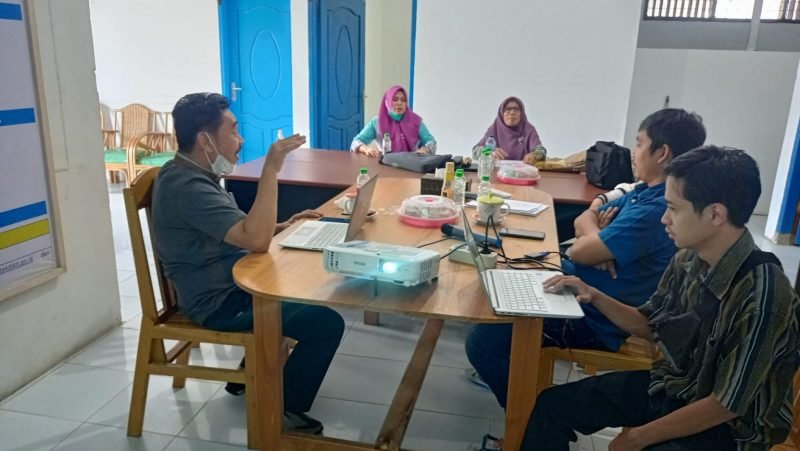 etua LPPM Dr. Muliadi, SH., MH mengundang tim reviewer untuk melaksanakan rapat tentang klinik proposal penelitian dan pengabdian dihadiri oleh tim reviewer Dr. Farid, Dr. Ir. Rosmaniar, Dr. Hj. Maisa dan Dr. Hj. Normawati.