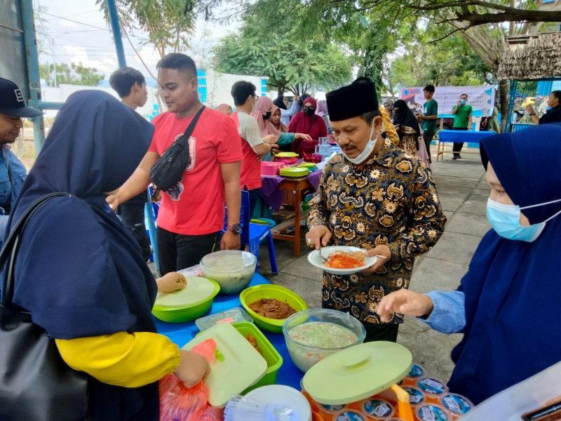 Rektor Unismuh Palu, Prof. Dr. H. Rajindra, SE., MM didampingi Dekan FKM Unismuh Palu, Nur Afni, SKM. M. Kes saat menghadiri dan mencicipi hasil masakan lomba masak pangan lokal diikuti oleh mahasiswa peserta Pengalaman Belajar Lapangan (PBL) semester V. Sabtu (29/1/2022). 