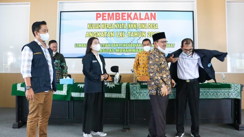 Pemasangan atribut kepada peserta KKN LXI oleh Rektor Unismuh Palu, Prof. Dr. H. Rajindra, SE., MM disaksikan oleh Ketua LPPM Unismuh Palu, Dr. Muliadi, SH.MH dan Wakil Rekto III Unismuh Palu, Dr. Yusuf Hasmin, SH., MH.