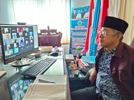 Dekan FAI Unismuh Palu, Moh Rizal Masdul, S.Pd., M.Pd saat mengikuti pengajian bulanan secara virtual yang menghadirkan Ketua Senat Untad sekaligus Mantan Rektor Untad Palu, Prof. Dr. Ir Muh Basir sebagai pemateri, Sabtu (29/1/2022).