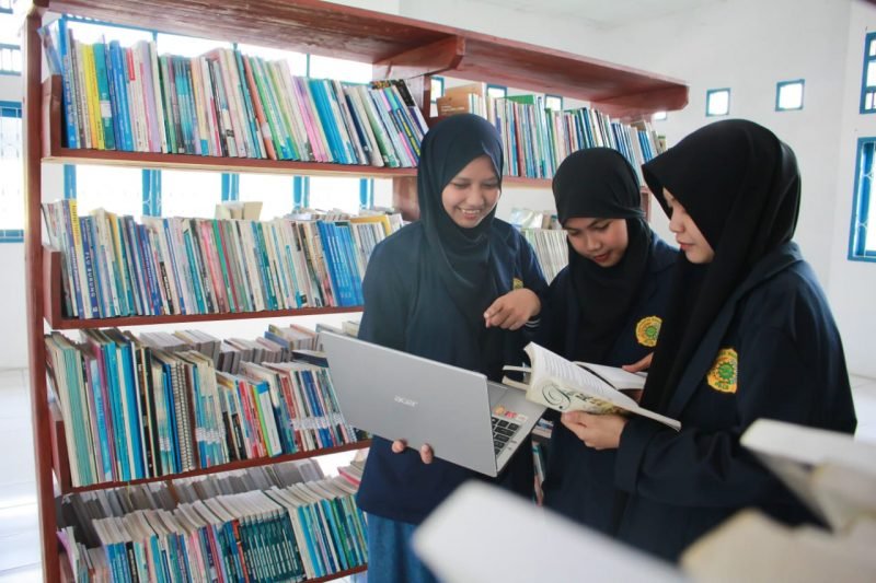 suasana perpustakaan Universitas Muhammadiyah Palu