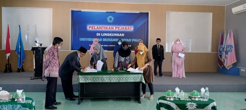 Rektor Universitas Muhammadiyah (Unismuh) Palu Prof. Dr. H. Rajindra, SE., MM menyaksikan penandatanganan kontrak kerja para pejabat yang dilantik, di aula rektorat, Sabtu (22/1/2022). 