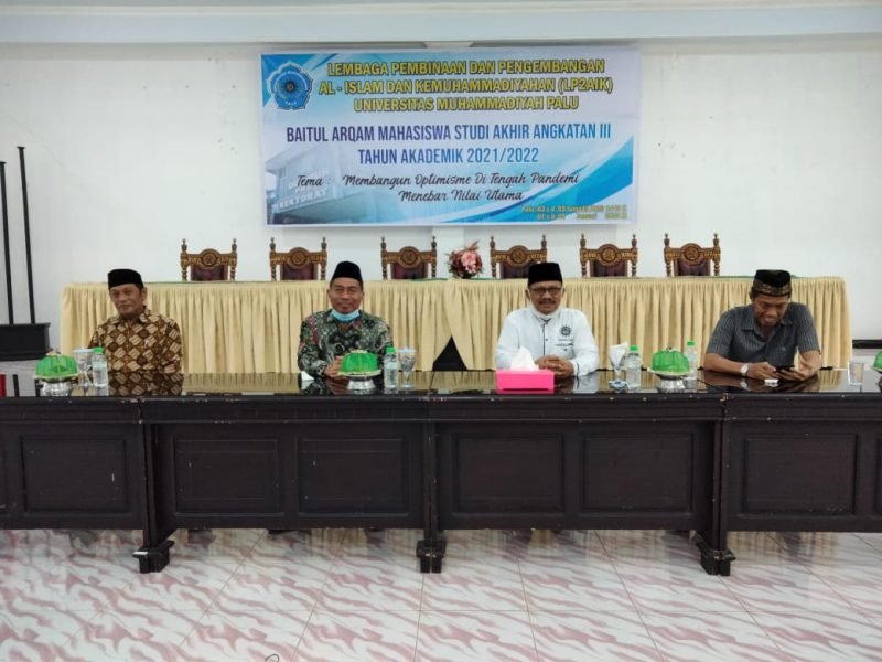 Rektor Universitas Muhammadiyah (Unismuh) Palu, Prof.Dr. H. Rajindra, SE.MM (dua dari kanan) saat membuka Baitul Arqam angkatan ketiga, pekan lalu.