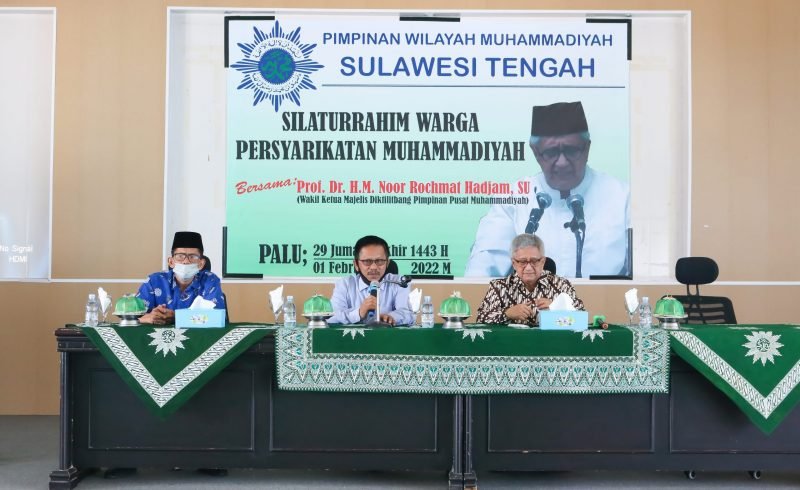 Rektor Unismuh Palu, Prof. Dr. H. Rajindra, SE., MM saat berbincang dengan Wakil Ketua Majelis Diklitbang Pimpinan Pusat Muhammadiyah Prof. Dr. H.M. Noor Rochmat Hadjam, SU, di aula Rektorat, Rabu (2/2/2022).