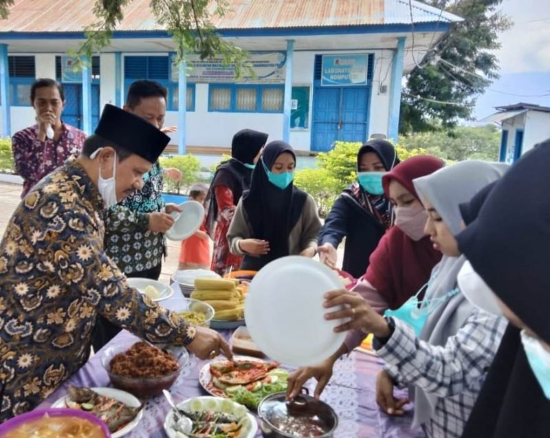 Rektor Unismuh Palu, Prof. Dr. H. Rajindra saat menghadiri salah satu kegiatan di dalam kampus sebelum pemberlakuan kembali PPKM Level III. 