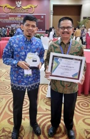 Rektor Unismuh Palu, Prof. Dr. H. Rajindra, SE., MM bersama dengan Sekretaris PWM Sulawesi Tengah Muh. Amin Parakkasi, S.Ag.,M.H.I memperlihatkan dua penghargaan yang diterima Kampus ini dari LLDIKTI Wilayah XVI.