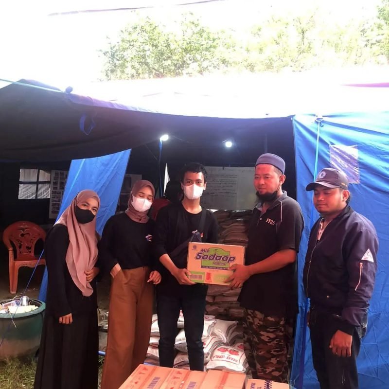 Para Tim Relawan Unit Kebencanaan Unismuh Palu, menyalurkan bantuan ke penyintas Banjir Bandang Desa Sejahtera, Kecamatan Palolo, Kabupaten Sigi, Rabu (23/3/2022). 