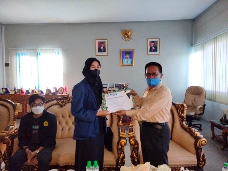 Penyerahan sertifikat bagi mahasiswa pertukaran luar negeri bagian dari program Merdeka Belajar Kampus Merdeka (MBKM) oleh Rektor Unismuh Palu, Prof. Dr. H. Rajindra, SE., MM. 