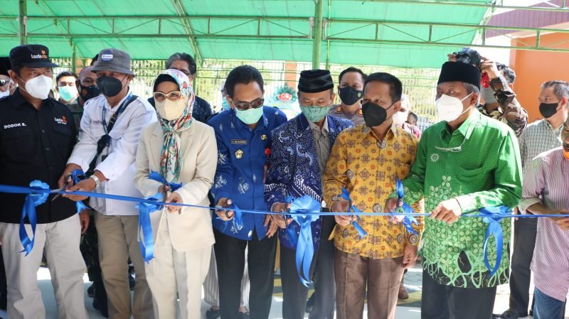  Pimpinan Pusat Muhammadiyah Agus Taufiqurrahman, Rektor Unismuh Palu Prof. Dr. H Rajindra, SE., MM, Ketua DPRD Provinsu Sulteng Nilam Sari Lawira, dan Ketua MDMC Pusat H Budi Setiawan, ST, saat melakukan pengguntingan pita secara bersama