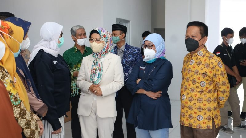 Ketua DPRD Sulteng, Nilam Sari Lawira (dua dari kiri) saat menghadiri peresmian Gedung Klinik Utama PKU Muhammadiyah di Kawasan Taman Kota Palu, Sabtu ( 26/3/2022).