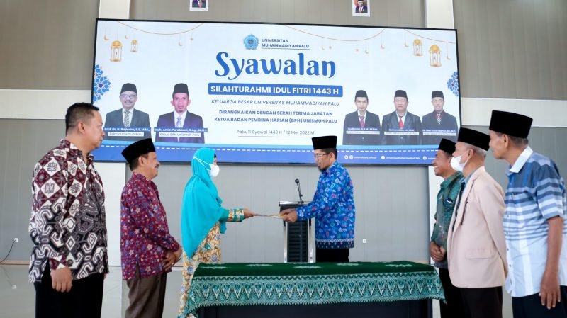 Serah terima jabatan dari pengurus lama ke Ketua Baru BPH Unismuh Palu Ketua baru Muh. Amin Parakkasi, S.Ag. M.Hi disaksikan oleh Ketua Pimpinan Wilayah Muhammadiyah Sulawesi Tengah Hadie Sutjipto, BSc, S.Ag, M.Pd. I dan Rektor Unismuh Palu, Prof. Dr. H. Rajindra, SE., MM, Kamis (12/5/2022).