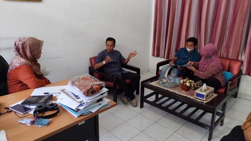 Rombongan LP2M Unismuh Palu terdiri dari Ketua LPPM Unismuh Palu Dr. Muliadi, SH., MH bersama Ketua Divisi Penelitian dan Pengabdian Rukhayati, SE., MM dan Dr. Rosmaniar yang didampingi langsung oleh Wakil Rektor 3 Unismuh Palu Dr. Moh. Yusuf Hasmin, SH., MH saat diterima perwakilan BKKBN Provinsi Sulteng. 