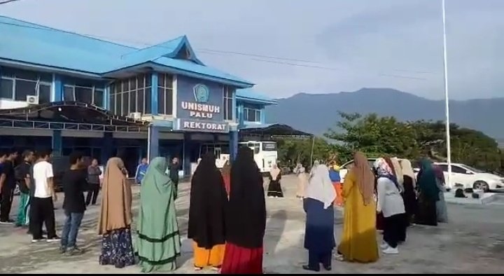 Suasana kegiatan Outbond Dosen Unismuh Palu, dipandu oleh Wakil Dekan 3 FISIP Unismuh Palu, Fery Isa Abdillah, S.Sos., M.Si, di halaman rektorat, Jumat (10/6/2022). 