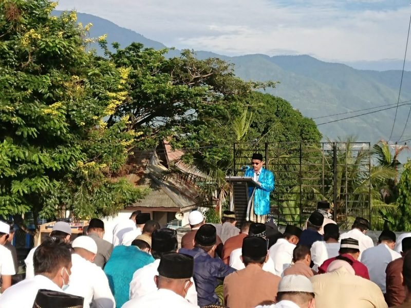 Wakil Ketua Pimpinan Wilayah Muhammadiyah Sulteng sekaligus Rektor Unismuh Palu, Prof. Dr. H. Rajindra, SE., MM saat menyampaikan khutbah Idul Adha 1443 Hijriyah, Sabtu (9/7/2022). 