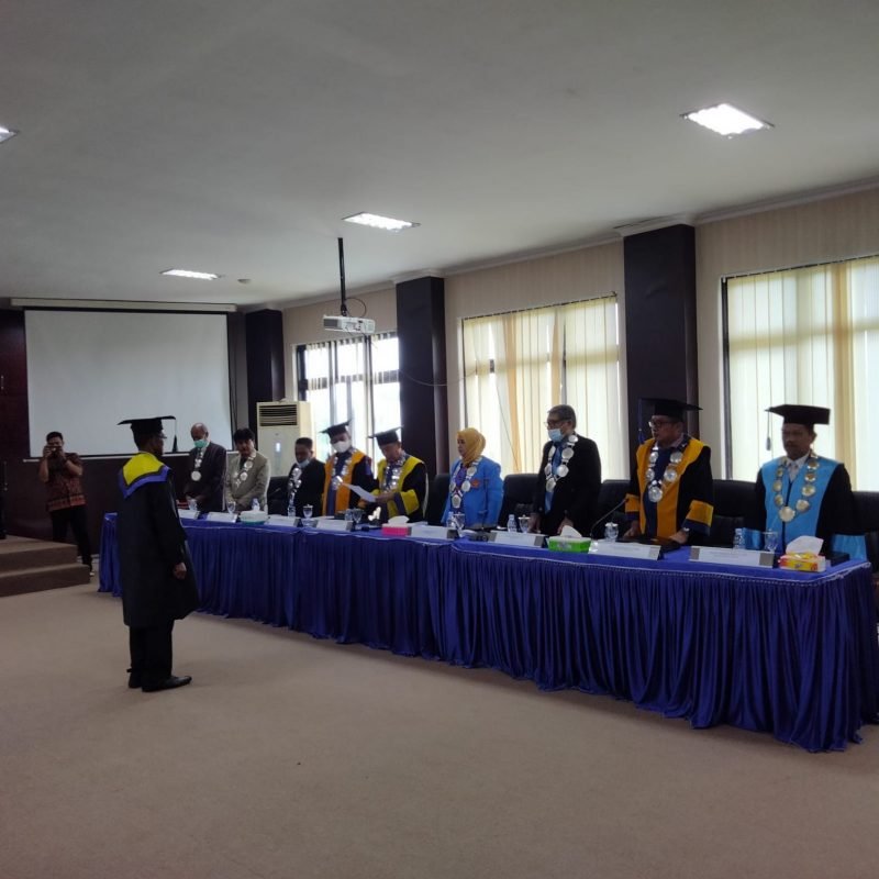 Proses yudisium Samsu A Sahibo sebagai doktor dalam bidang ilmu sosial oleh Ketua Tim Penguji Prof. Dr. Ir. Alam Anshari M.Si, Kamis (30/6/2022). 