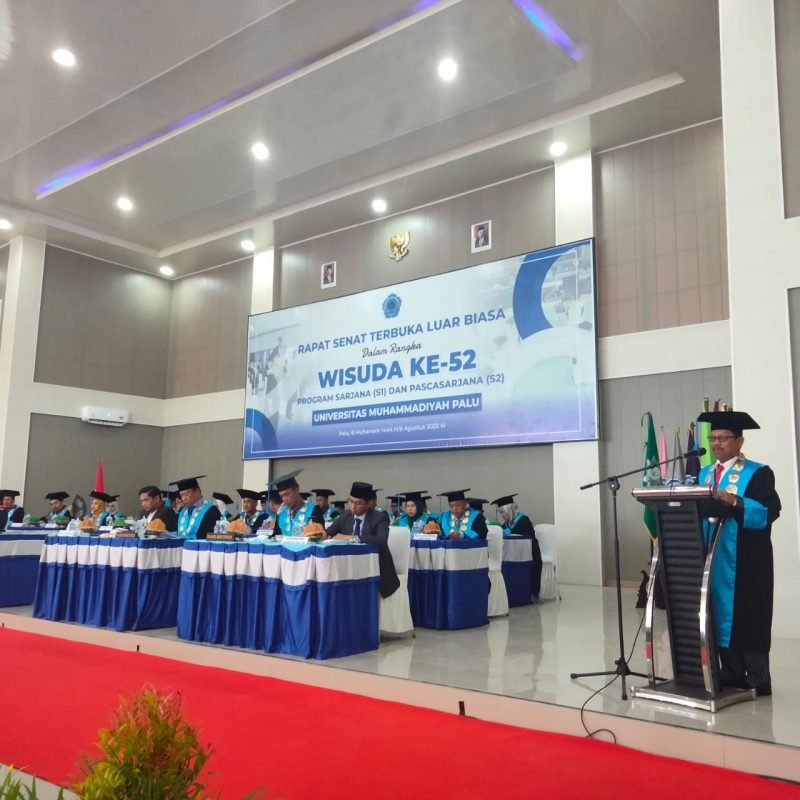 Rektor Unismuh Palu, Prof. Dr. H. Rajindra, SE., MM saat menyampaikan pesan almamater pada wisuda sarjana dan pascasarjana Unismuh Palu, di Islamic Center, Sabtu (6/8/2022). 