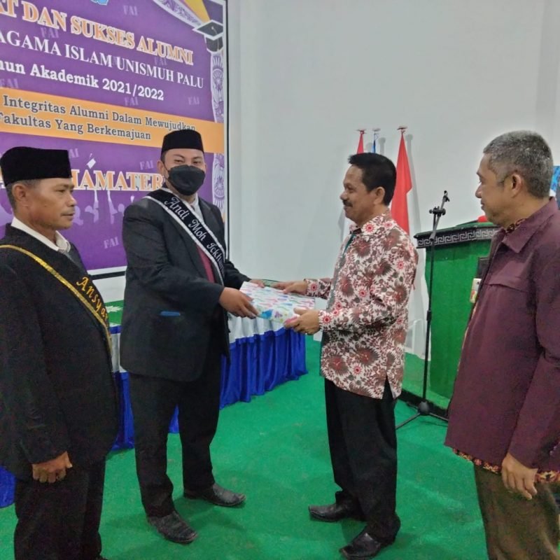 Rektor Unismuh Palu, Prof. Dr. H. Rajindra, SE., MM didampingi Dekan Fakultas Agama Islam (FAI) Universitas Muhammadiyah (Unismuh) Palu, Dr. Muhammad Rizal Masdul, S.Pdi., M.Pd menyerahkan cenderamata kepada lulusan terbaik FAI Unismuh Palu.