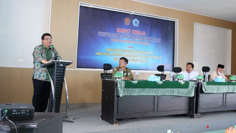 Ketua Majelis Diklitbang PP Muhammadiyah Prof. Lincolin Arsyad, M.Sc., Ph.D saat membuka rapat kerja selama dua hari di Universitas Muhammadiyah (Unismuh) Palu, Senin (8/8/2022).