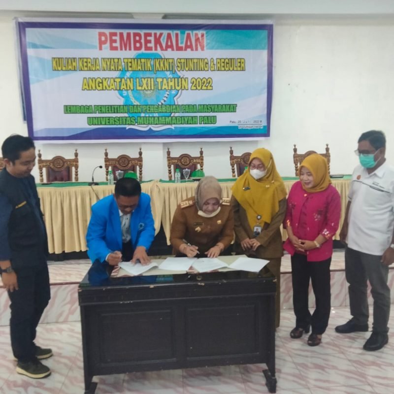 Proses penandatanganan MoU antara Rektor Unismuh Palu, Prof. Dr. H. Rajindra SE., MM dan Kadis P2KB Sulteng Tuty Zarfiana, SH.,M.Si disaksikan oleh Ketua LPPM Unismuh Palu, Dr. Muliadi, SH., MH. 