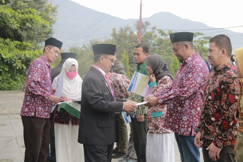 Rektor Unismuh, Prof. Dr. H. Rajindra, SE., MM menyerahkan Surat Keputusan Kelulusan Serdos kepada dosen yang dinyatakan lulus pada gelombang pertama tahun 2022, Rabu (17/8/2022). 