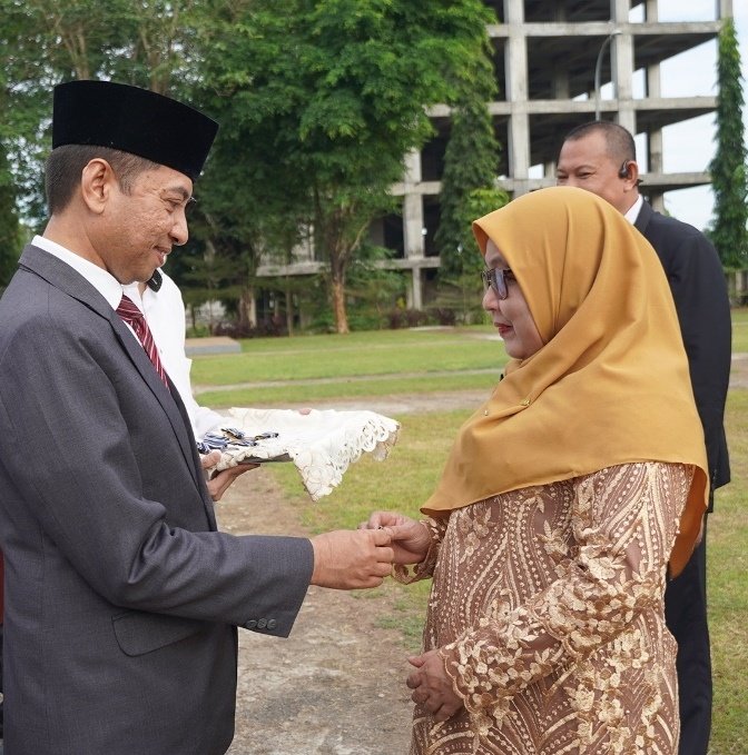 Dosen Unismuh Palu, Dr. Surni Kadir, M.Pd.I menerima tanda kehormatan Satya Lencana Karya Satya dari Presiden RI, Joko Widodo melalui Rektor UIN Alauddin Makassar, Prof. Drs. Hamdan Juhannis M.A, Ph.D, bertepatan peringatan HUT ke-77 Republik Indonesia, di Universitas Islam Negeri (UIN) Alauddin Makassar, Rabu (17/8/2022). 