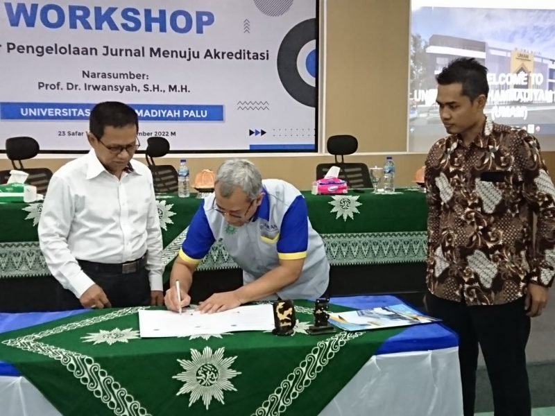 Rektor UMAM, Assoc. Prof. Ir. Dr. Waluyo Adi Siswanto, S.T., M. Eng., Ph.D menandatangani MoU disaksikan oleh Rektor Unismuh Palu, Prof. Dr. H. Rajindra, SE., MM dan Wakil Rektor Bidang Akademik Unismuh Palu, Sudirman, S,KM., M.Kes di aula rektorat Unismuh Palu, Selasa (20/9/2022).