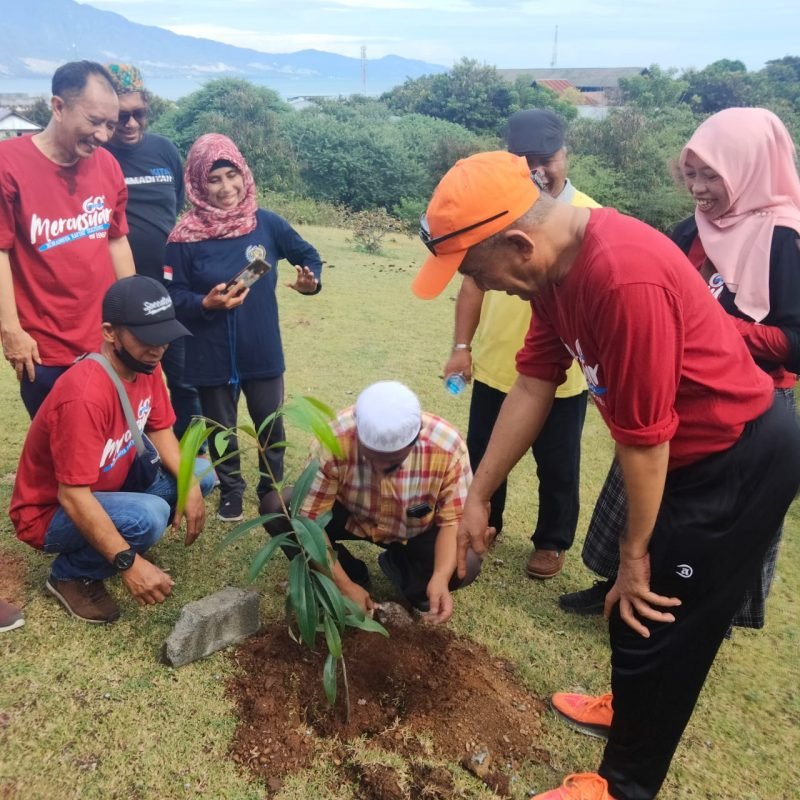 Rektor Universitas Muhammadiyah Palu, Prof. Dr. H Rajindra, didampingi Pimpinan Umum Harian Mercusuar, Tri Putra Toana melakukan penanaman pohon di Ruang Terbuka Hijau Unismuh Palu, dalam perayaan HUT Mercusuar ke 60 tahun, Sabtu (24/2022). 