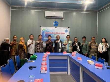 Wakil Rektor Bidang Akademik Unismuh Palu, Sudirman, S.KM., M.Kes., foto bersama dengan pimpinan PT Pegadaian serta Dekan Fakultas Ekonomi dan Bisnis Unismuh Palu, Dr. Farid, SE., MM, Kamis (1/9/2022).