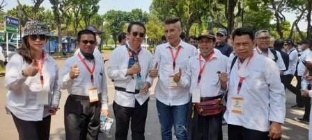 Ketua APTISI Sulteng, Prof. Dr. H. Rajindra dan Wakil Ketua II STMIK Bina Mulia Palu Burhanuddin Andi Masse, foto bersama dengan Ketua DPR-RI Marzuki Alie (2009-2014) di depan gerbang Istana Negara.