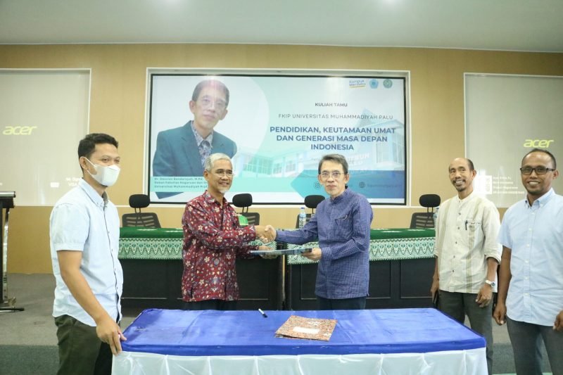 Dekan Fakultas Keguruan dan Ilmu Pendidikan Universitas Muhammadiyah Prof Hamka, Dr. Desvian Bandarsyah, M.Pd, saat menyampaikan Kuliah Tamu di FKIP Unismuh Palu dengan tema Pendidikan, Keutamaan Umat dan Generasi Masa Depan Indonesia, Selasa (4/10/2022).