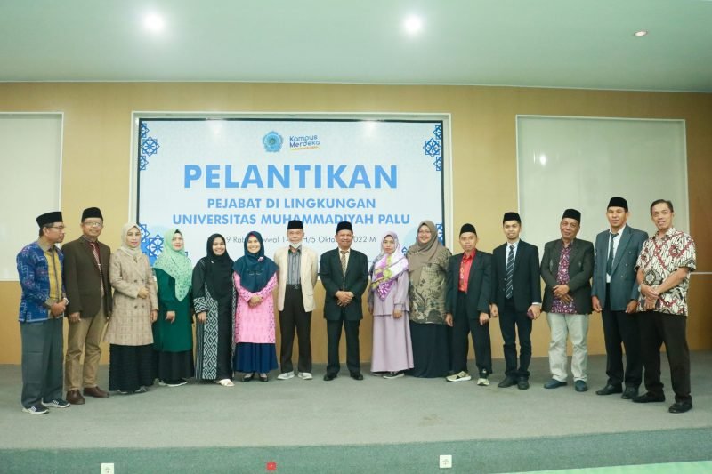 Rektor Universitas Muhammadiyah (Unismuh) Palu, Prof. Dr. H. Rajindra, SE., MM saat melantik sejumlah pejabat yang ada di lingkungan Kampus biru Unismuh Palu, Rabu (5/10/2022). 