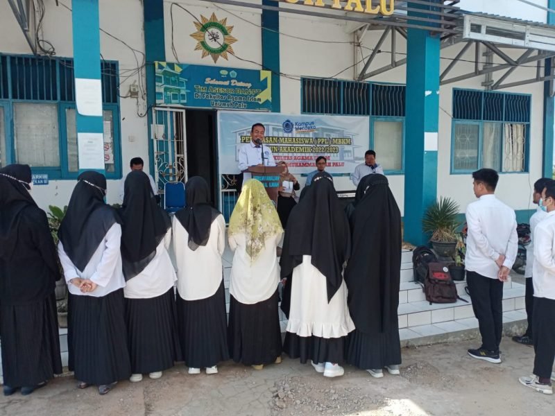 Proses pelepasan peserta PPL MBKM 2022 FAI Unismuh Palu, oleh Wakil Dekan 1 FAI Unismuh Palu Ardhiansyah Laswali, S.S, M.Hum.