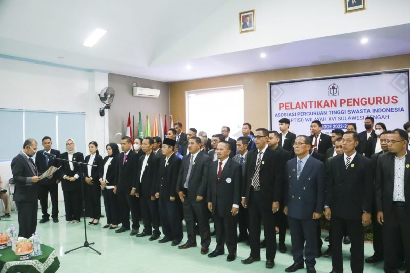 Ketua Umum Aptisi Dr Ir H M Budi Djatmiko MSi saat melantik para pengurus Asosiasi Perguruan Tinggi Swasta Indonesia (APTISI) Wilayah XVI, Sulawesi Tengah masa bakti 2022-2026, di Aula Rektorat Unismuh Palu, Selasa (22/11/2022).