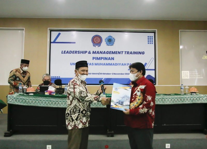 Rektor Unismuh Palu, Prof. Dr. H. Rajindra, SE., MM menyerahkan daftar peserta pelatihan Leadership dan Manajemen kepada PP Muhammadiyah.