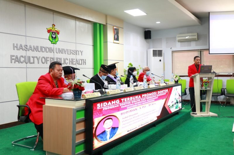 Wakil Dekan I FKM Unismuh Palu Dr. Budiman, S.Pd., M.Kes saat menjalani ujian Promosi Doktor di hadapan empat tim penguji, Jumat (23/12/2022).