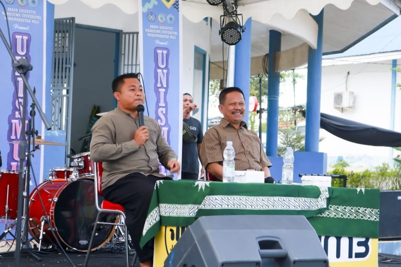 Pemilik Rumah Makan “Radja Penyet Mas Faiz” Faiz Arfianto saat mengisi talkshow kewirausahaan yang digelar oleh BEM Unismuh Palu, Ahad (29/1/2023). 