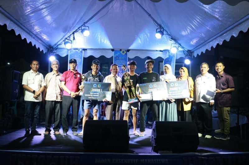 Penyerahan hadiah bagi para pemenang Futsal cup yang di serahkan Rektor Unismuh Palu, Selasa (30/01/2023).