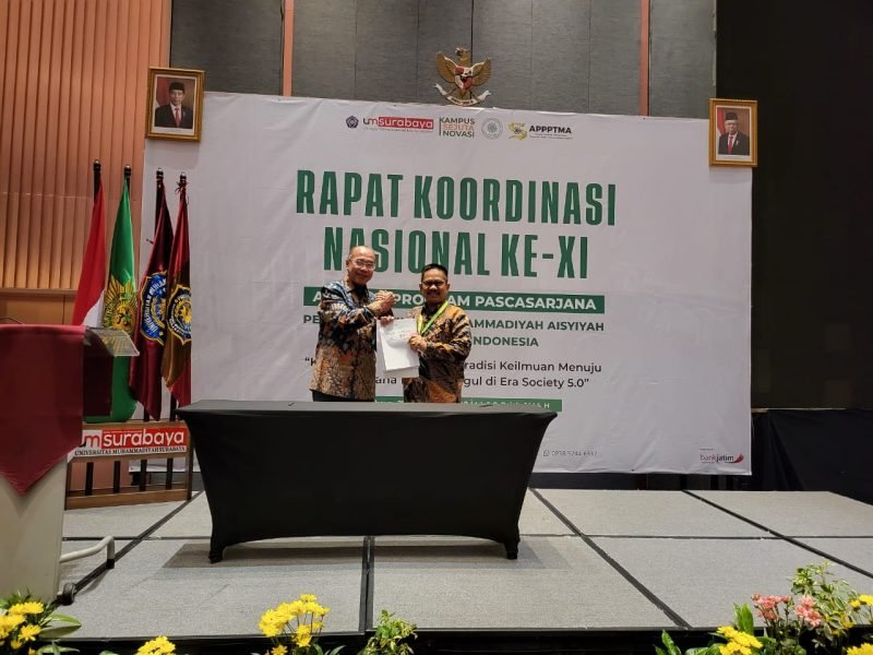 Dr. dr. Sukadiono, M.M. dan Rektor Unismuh Palu Prof. Dr. H. Rajindra, SE., MM melakukan penandatanganan Mou disaksikan oleh PTMA se Indonesia